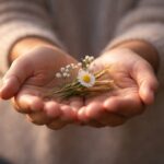 Manos abiertas ofreciendo algo sencillo como símbolo de benignidad y devolver bien por mal