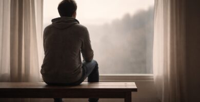 Persona en actitud de espera tranquila, simbolizando la paciencia cristiana y la confianza en Dios durante el proceso.