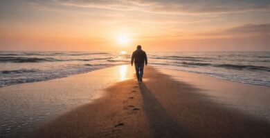 Imagen simbólica de una persona caminando hacia el amanecer junto al mar, representando confiar y caminar en la voluntad de Dios aun cuando el camino no es claro.