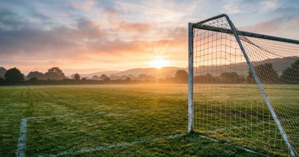 Imagen simbólica de una portería en un campo de fútbol al amanecer, representando la esperanza cuando parece que todo va en contra.