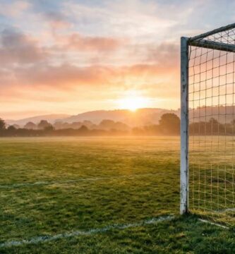 Imagen simbólica de una portería en un campo de fútbol al amanecer, representando la esperanza cuando parece que todo va en contra.