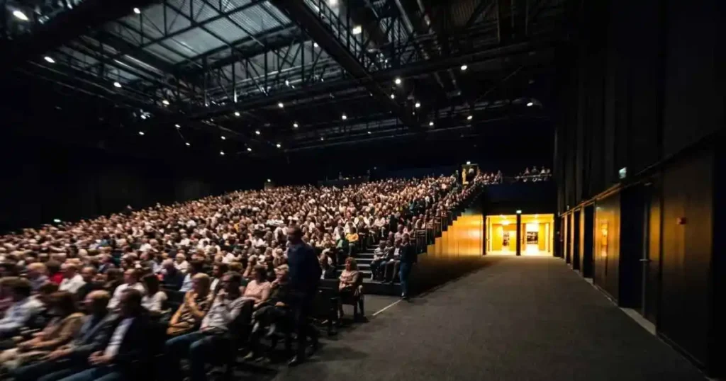 Auditorio vacío y agenda borrosa, reflexión sobre cómo mantener la paz cuando todo cambia de forma inesperada.
