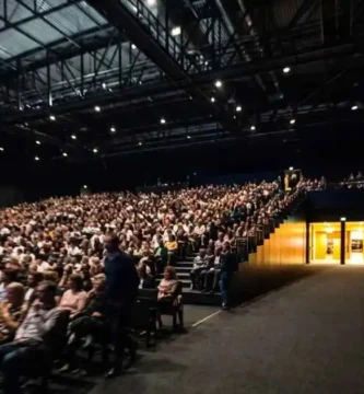 Auditorio vacío y agenda borrosa, reflexión sobre cómo mantener la paz cuando todo cambia de forma inesperada.